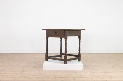 Lot 354 - An oak side table