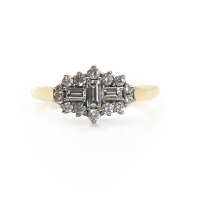 Lot 104 - An 18ct gold diamond cluster ring