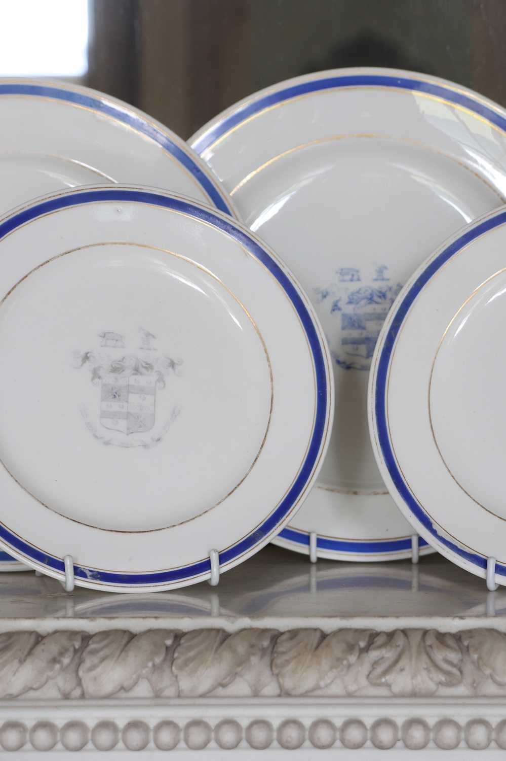 Lot 370 - ☘ A large Copeland porcelain crested part dinner service