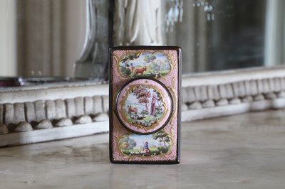 Lot 371 - ☘ An enamel tea caddy