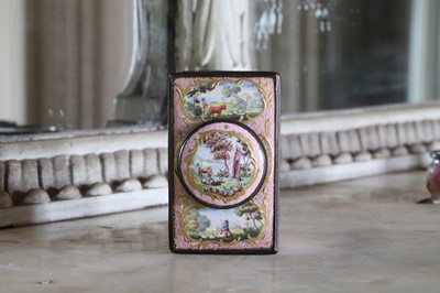 Lot 371 - ☘ An enamel tea caddy