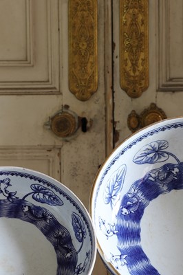 Lot 376 - ☘ Two Copeland blue and white footed bowls