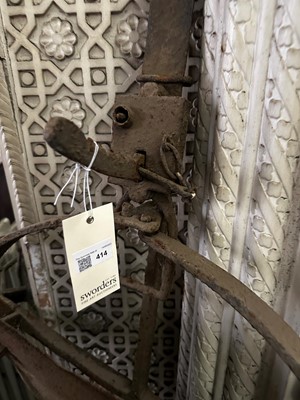 Lot 414 - A large iron mantrap