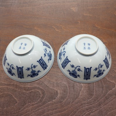 Lot 59 - A pair of Chinese blue and white bowls