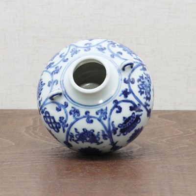 Lot 60 - A Chinese blue and white jarlet