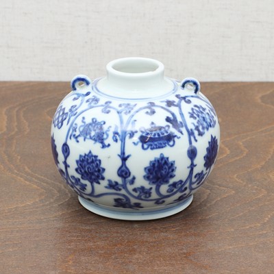 Lot 60 - A Chinese blue and white jarlet
