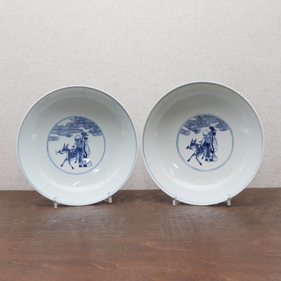 Lot 61 - A pair of Chinese blue and white bowls