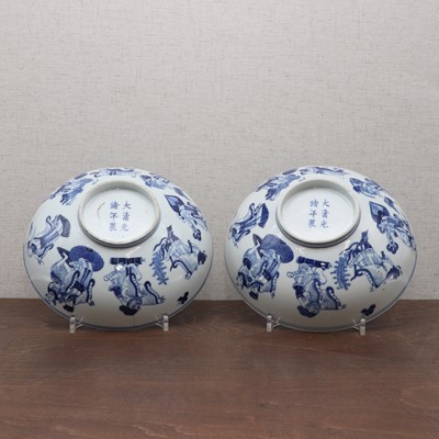 Lot 61 - A pair of Chinese blue and white bowls