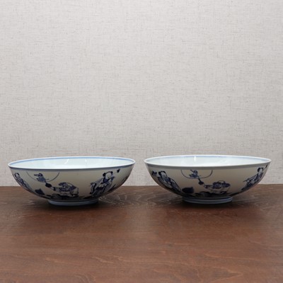 Lot 61 - A pair of Chinese blue and white bowls