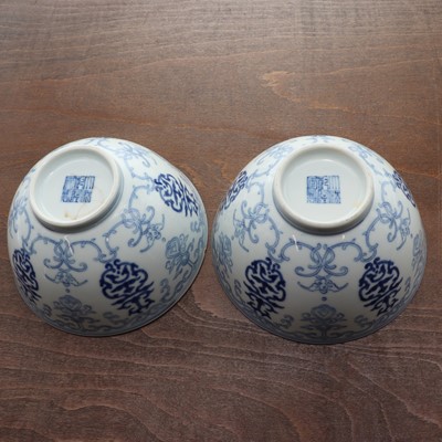 Lot 62 - A pair of Chinese blue and white bowls