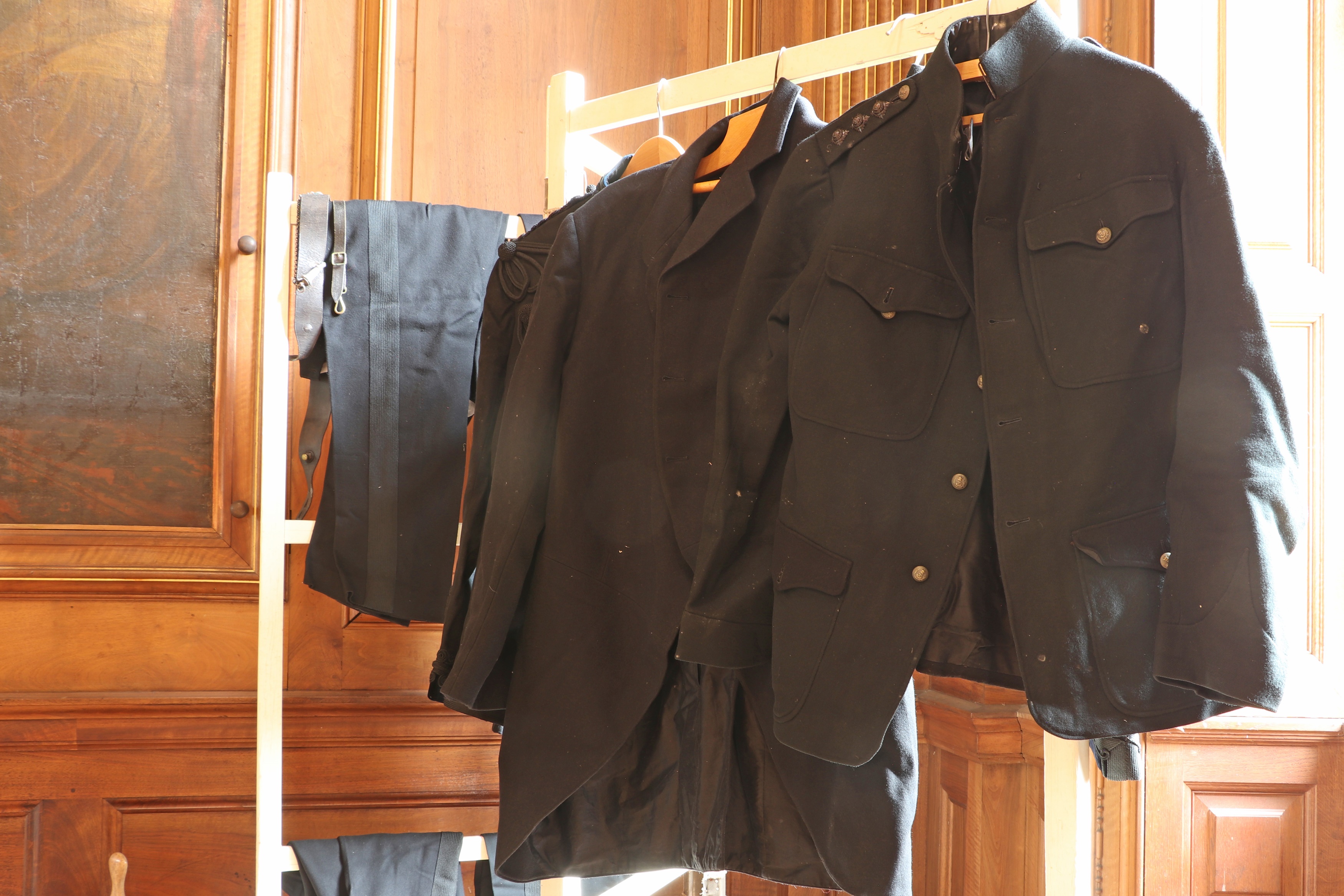 Lot 183 - A quantity of Rifle Brigade uniform,