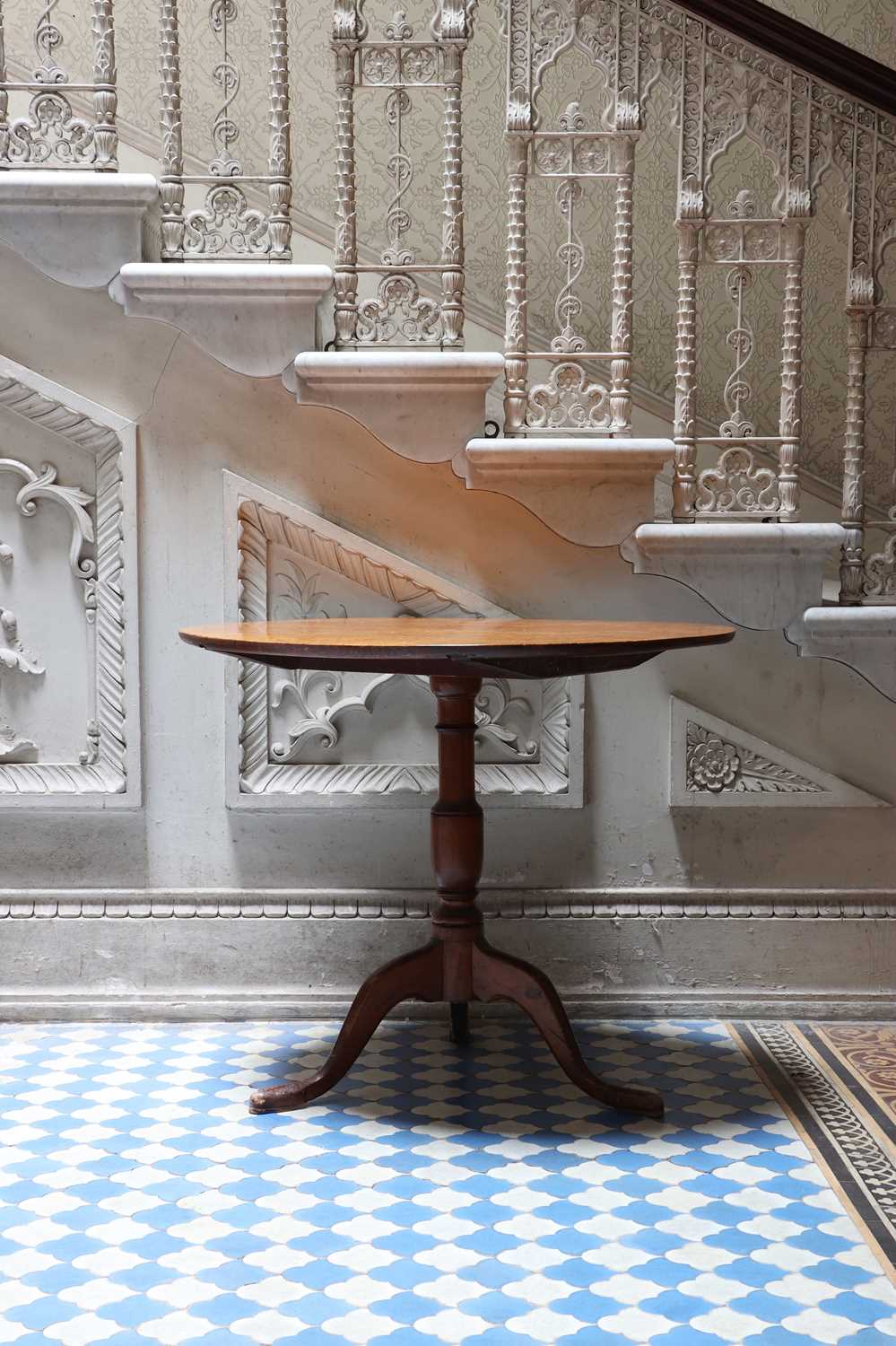 Lot 207 - ☘ An amboyna veneered oval top pedestal table