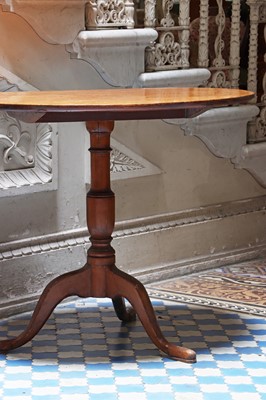 Lot 207 - ☘ An amboyna veneered oval top pedestal table