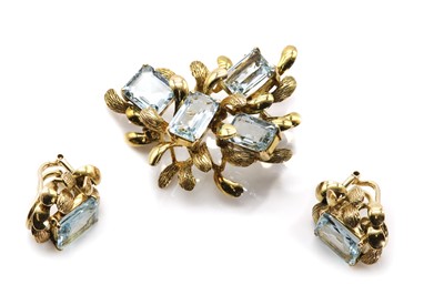 Lot 51 - An aquamarine and gold brooch and earrings suite