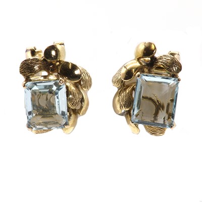 Lot 51 - An aquamarine and gold brooch and earrings suite