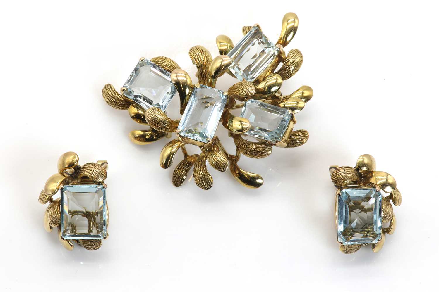 Lot 51 - An aquamarine and gold brooch and earrings suite