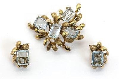 Lot 51 - An aquamarine and gold brooch and earrings suite