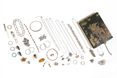 Lot 327 - A collection of silver jewellery