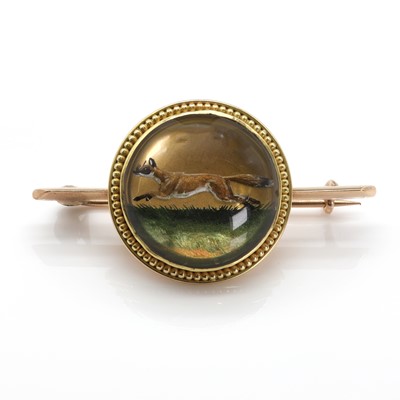 Lot 266 - A reverse painted crystal intaglio hunting brooch