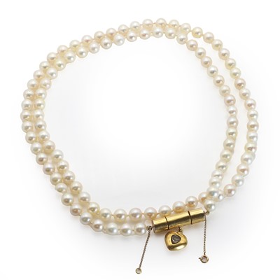 Lot 95 - A single row uniform cultured pearl necklace
