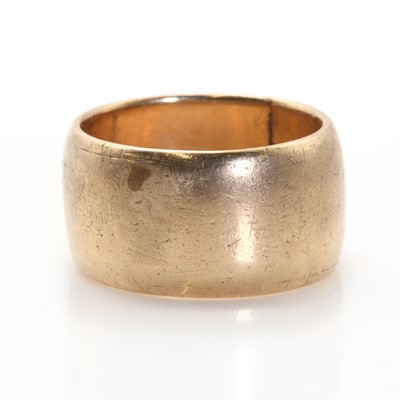 Lot 363 - A gold wedding ring