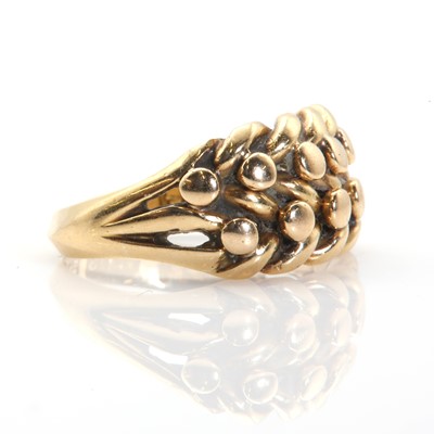 Lot 37 - An 18ct gold keepers ring