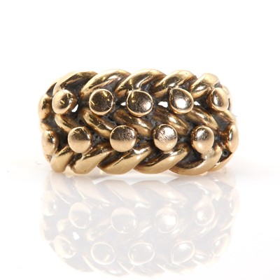 Lot 37 - An 18ct gold keepers ring