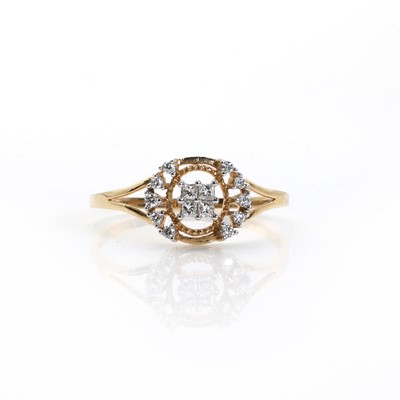 Lot 84 - A gold diamond cluster ring