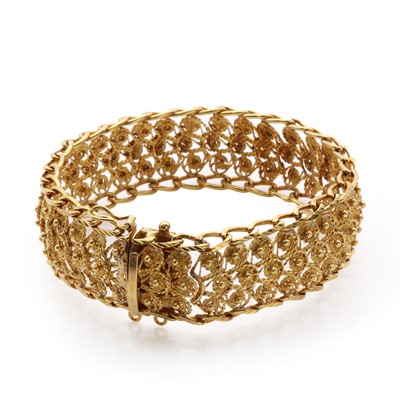 Lot 116 - A gold cannetille work bracelet