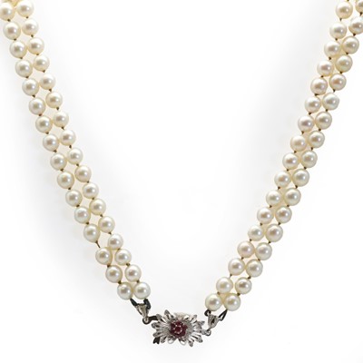 Lot 91 - A  two row uniform cultured pearl necklace