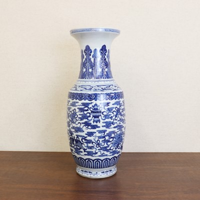 Lot 171 - A Chinese blue and white vase