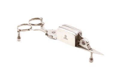 Lot 18 - A pair of William IV silver wick trimmers