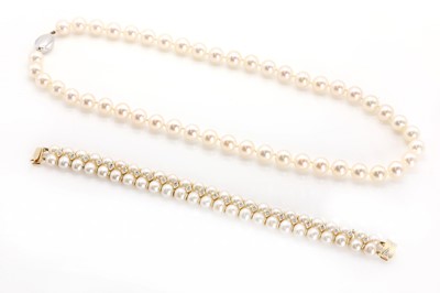 Lot 201 - A single row uniform cultured pearl necklace