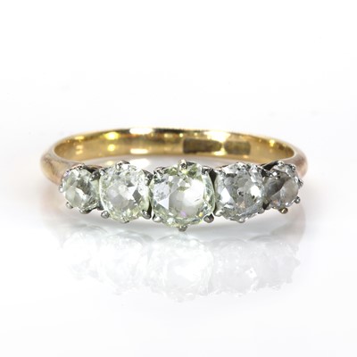 Lot 236 - A graduated five stone diamond ring