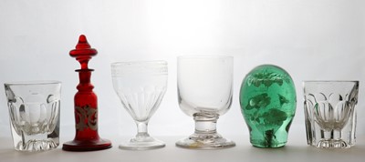 Lot 253 - A collection of glass items