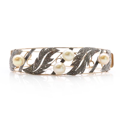 Lot 30 - A rose gold, white metal and freshwater pearl hinged bangle