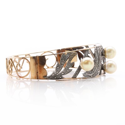 Lot 30 - A rose gold, white metal and freshwater pearl hinged bangle