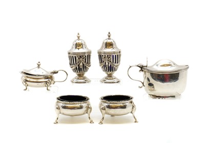 Lot 31 - A collection of silver items