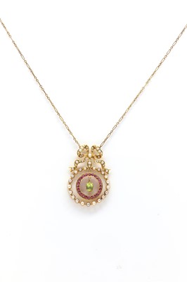 Lot 31 - A Belle Époque peridot, ruby and seed pearl necklace with back chain