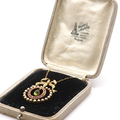 Lot 31 - A Belle Époque peridot, ruby and seed pearl necklace with back chain