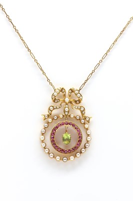Lot 31 - A Belle Époque peridot, ruby and seed pearl necklace with back chain