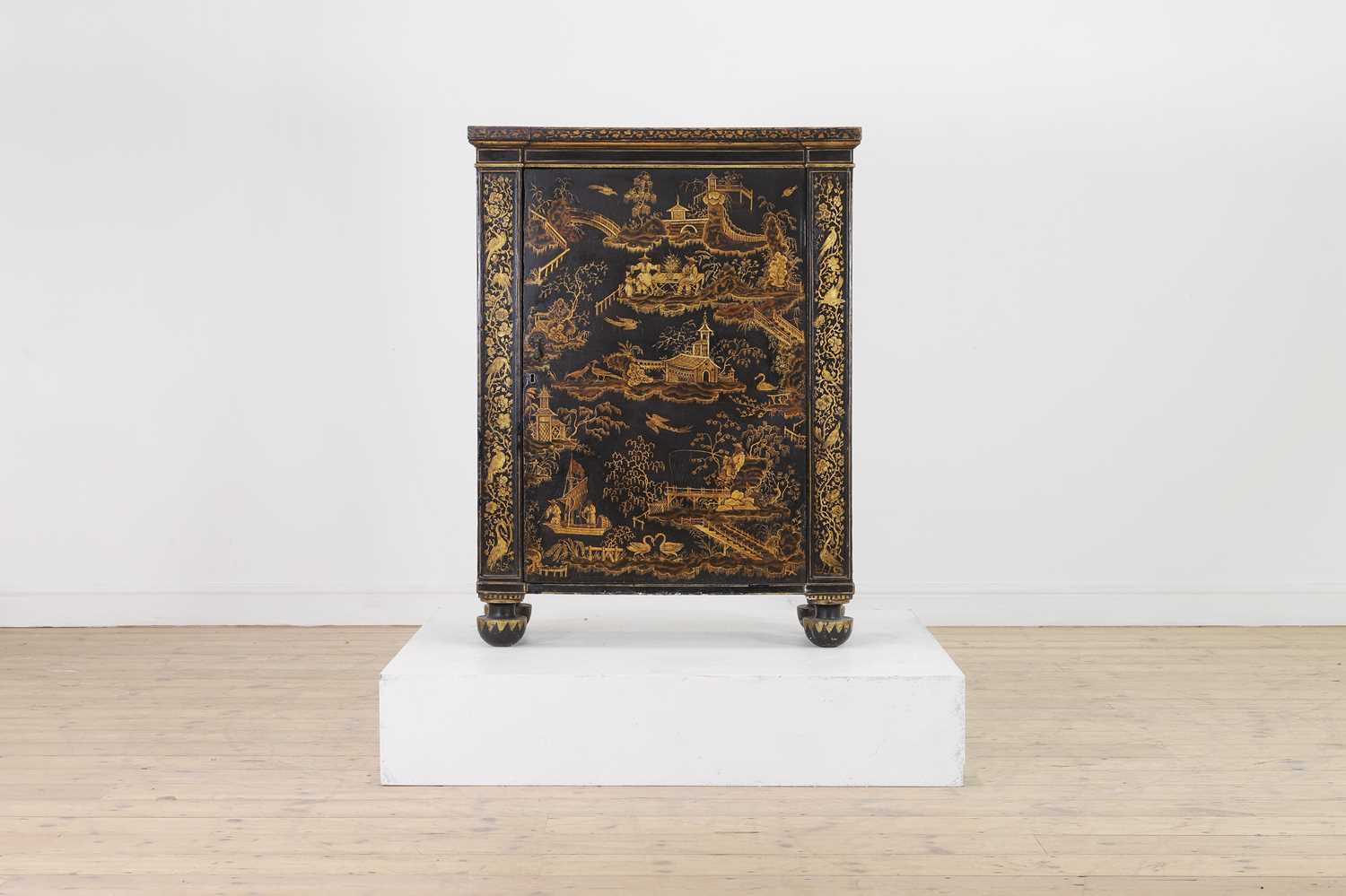 Mueble lateral japonés subastado en 6500 libras Mueble lateral japonés subastado en 6500 libras