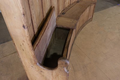 Lot 10 - A curved pine settle