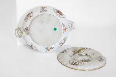 Lot 36 - A porcelain tureen