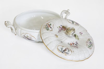 Lot 36 - A porcelain tureen