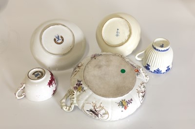 Lot 36 - A porcelain tureen