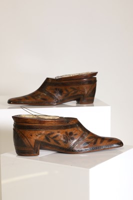 Lot 197 - A pair of treen snuff shoes