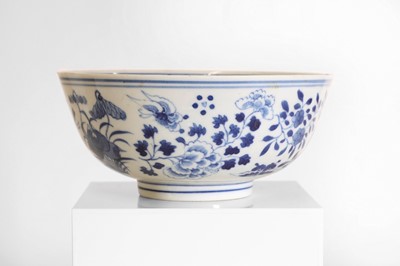 Lot 221 - A Chinese blue and white bowl