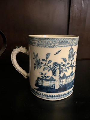 Lot 366 - A collection of export porcelain mugs