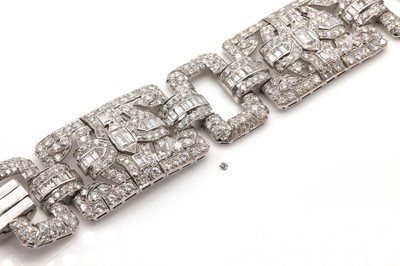 Lot 41 - An Art Deco style diamond bracelet